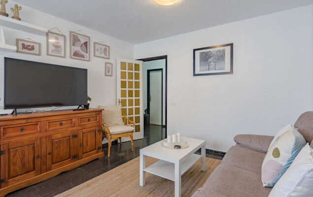 Cristianos Central Cityscape - Photo 8