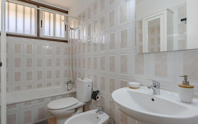 Cristianos Central Cityscape - Photo 14