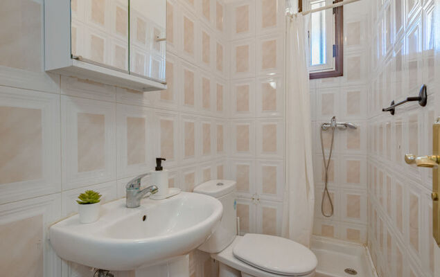 Cristianos Central Cityscape - Photo 15